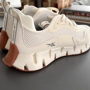 Reebok women’s Zig Dynamica sneaker in Chalk/pure gray size 8